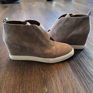 SHIPS FREE! Linea Paolo, “Felicia” Wedge Sneaker, Dove Gray. 8.5.
